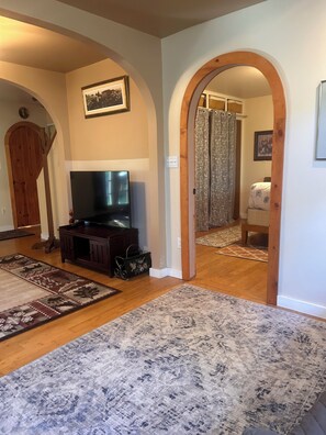 2 bedrooms, travel cot, free WiFi, bed sheets - Perfect Location, Comfortable & Convenient for a long-term stay w/two bedrooms (Seward)