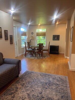 Smart TV - Perfect Location, Comfortable & Convenient for a long-term stay w/two bedrooms (Seward)