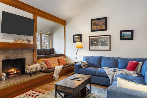 TV, fireplace - Outpost: Geranium 2622 (Wilson)