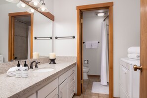 Hair dryer, towels - Outpost: Geranium 2622 (Wilson)