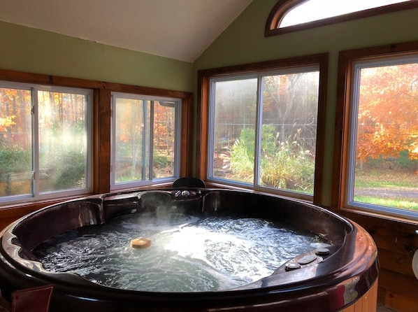 Interior - Private Woodstock / Saugerties 2BR w/ Hot Tub, Fireplace and Pet Friendly (Saugerties)
