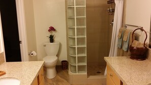 Shower, hair dryer, towels, toilet paper - 2BR/1BA BEACHFRONT • GREAT LOCATION • EXCEPTIONAL REVIEWS (Kihei)