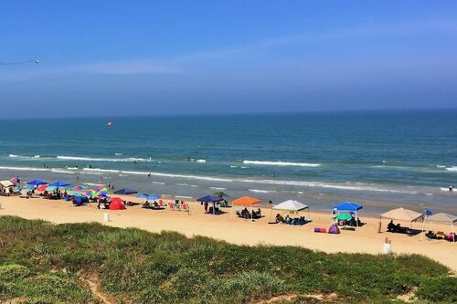 Awesome studio on the beach! ocean views! Sleeps 4, pool, hot tub, BBQ