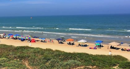 Awesome studio on the beach! ocean views! Sleeps 4, pool, hot tub, BBQ