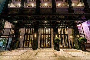 Property entrance - Akara Hotel Bangkok (Bangkok)