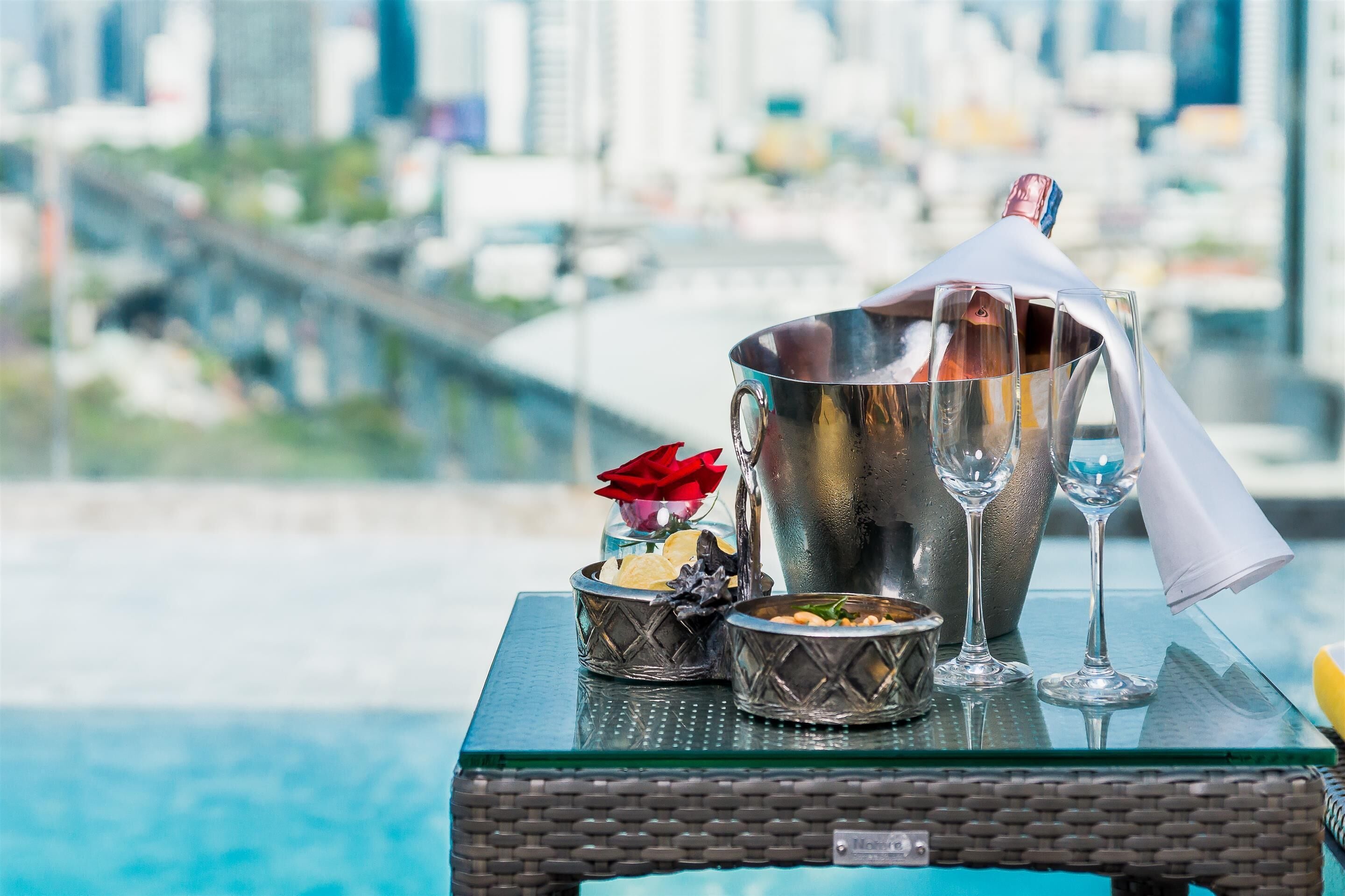 2 restaurants, breakfast, lunch, dinner served; international cuisine 