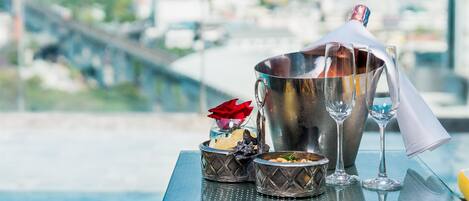 2 restaurants; breakfast, lunch, dinner and brunch served