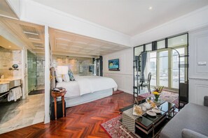 Akara King Suite | Premium bedding, down comforters, free minibar items, in-room safe - Akara Hotel Bangkok (Bangkok)