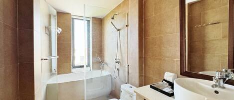 Un baño moderno con ducha, inodoro y lavamanos.