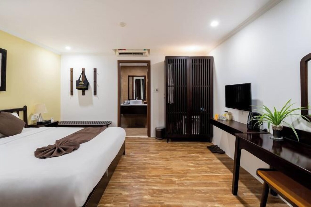 Deluxe King Room with Balcony & Garden View