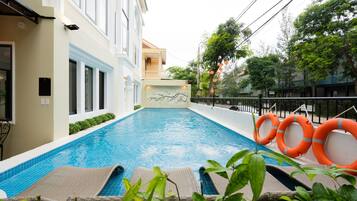 Außenpool, Sonnenschirme, Liegestühle