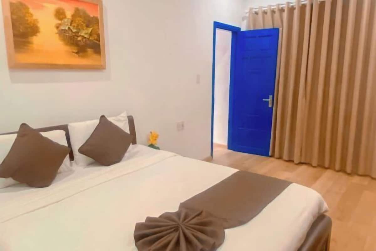 Peralatan tempat tidur hipoalergenik, peti besi dalam bilik, meja