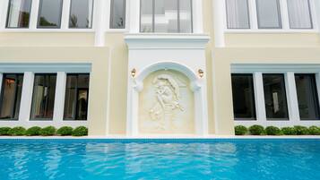 Kolam renang outdoor