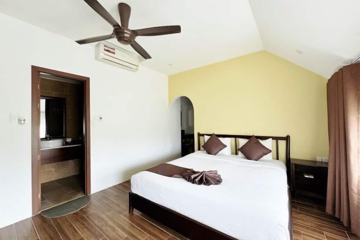 Peralatan tempat tidur hipoalergenik, peti besi dalam bilik, meja