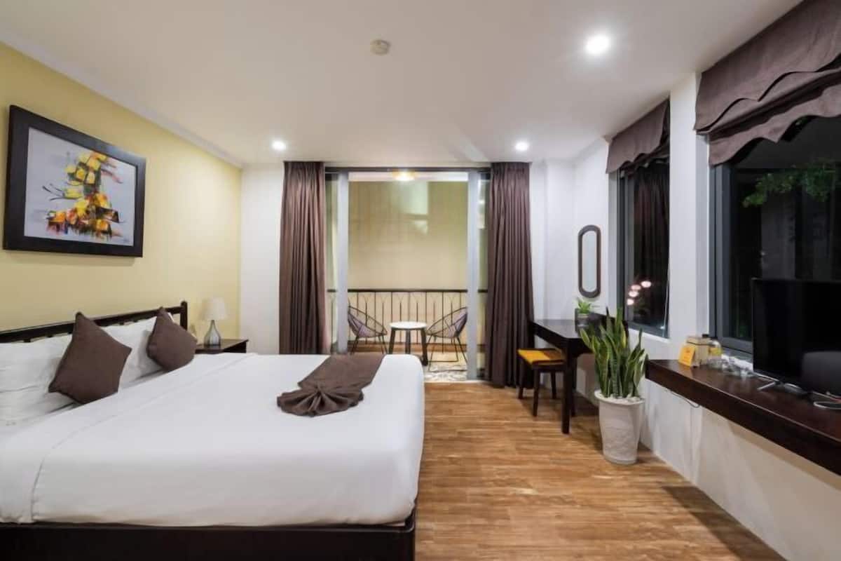 Peralatan tempat tidur hipoalergenik, peti besi dalam bilik, meja