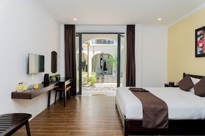 Habitación superior, Terraza, vista al jardín | Ropa de cama hipoalergénica y caja de seguridad en la habitación