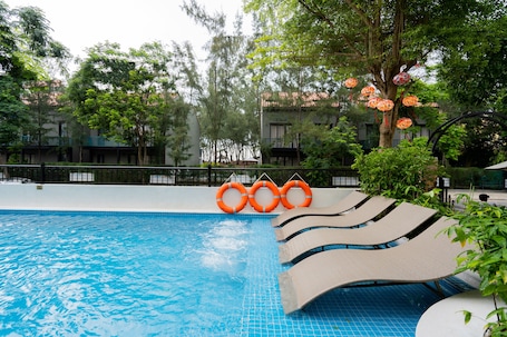 Outdoor pool, pool umbrellas, sun loungers