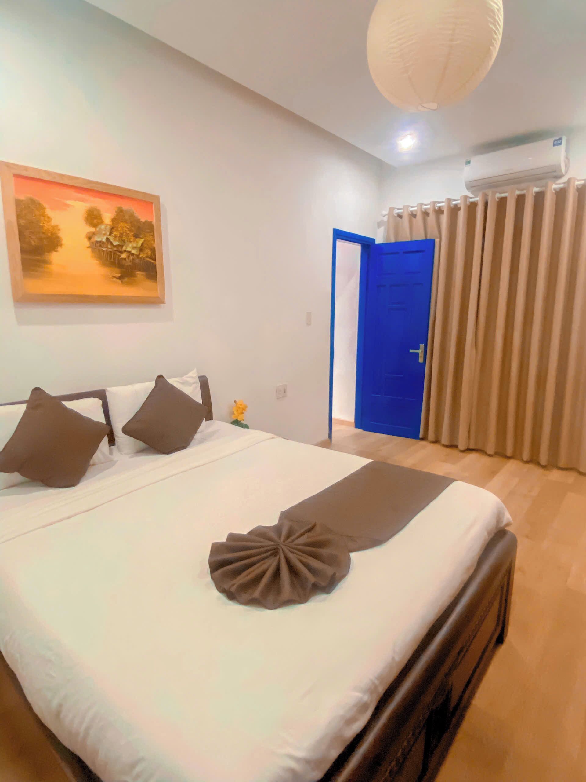 Family 1 | Hypo-allergenic bedding, in-room safe, desk, blackout curtains