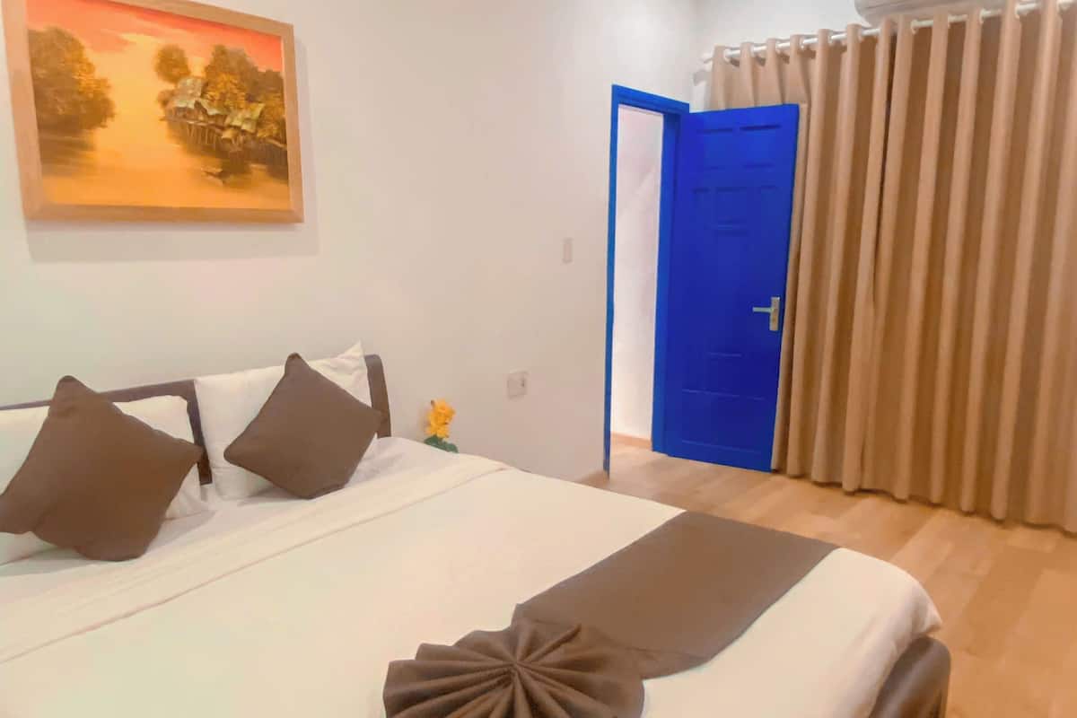 Family 1 | Hypo-allergenic bedding, in-room safe, desk, blackout drapes