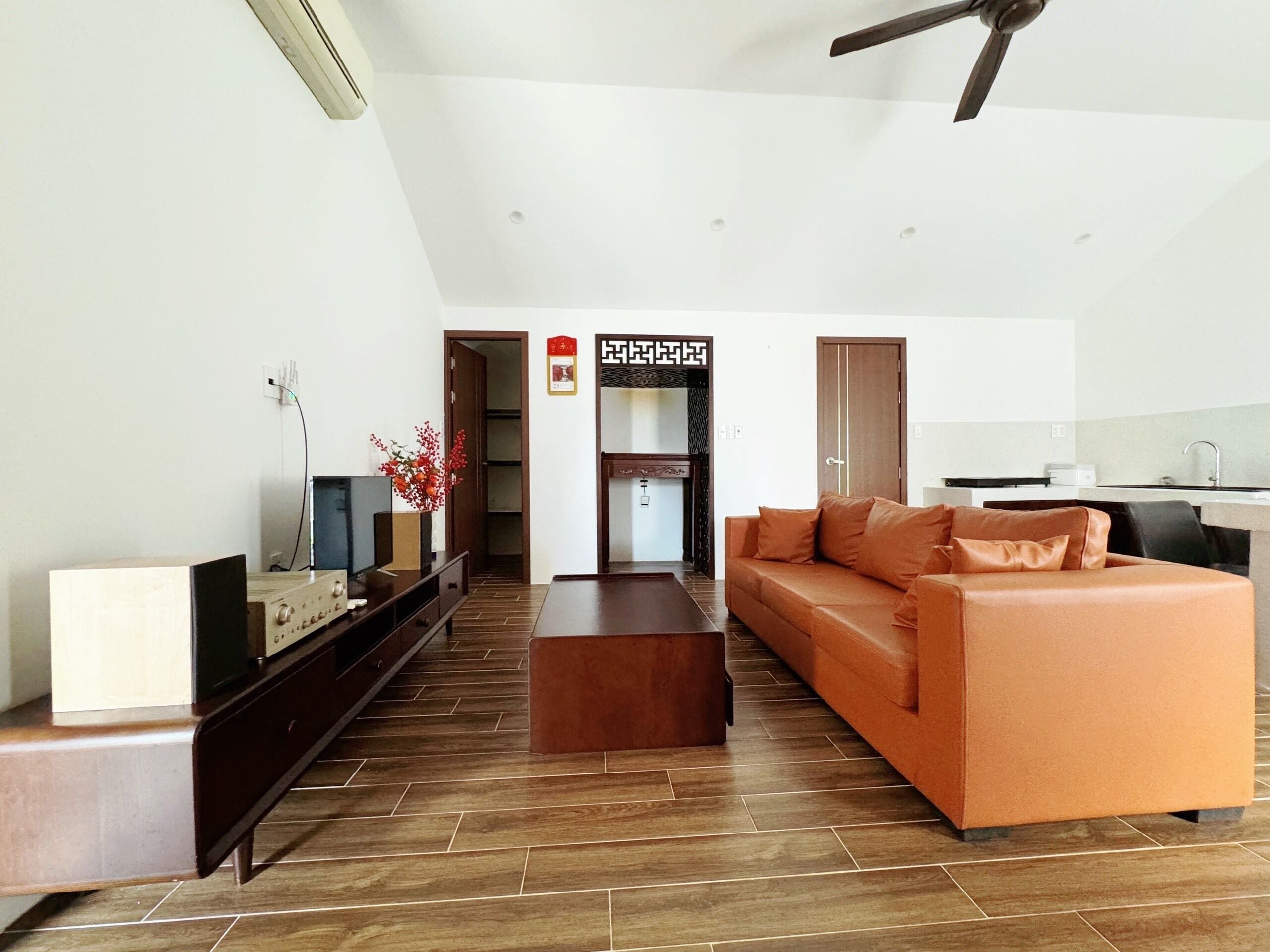 family apartment, 2 bedrooms, kitchen, garden view | living area | smart tv, books