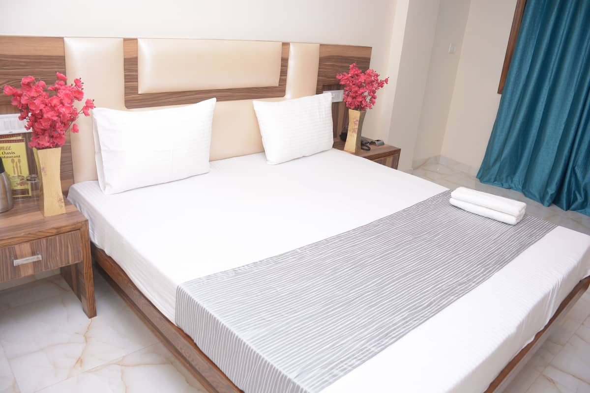 Desk, rollaway beds, free WiFi