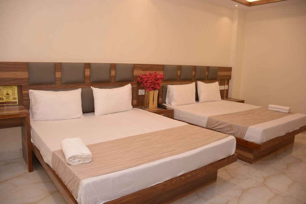 Chambre Quadruple Deluxe, plusieurs lits, salle de bains privée | Bureau, lits pliants/supplémentaires, Wi-Fi gratuit