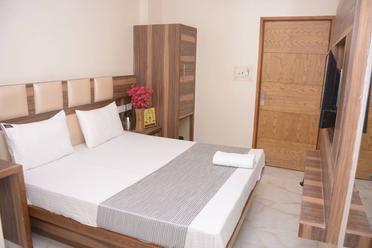 Chambre Double Deluxe, 1 très grand lit, salle de bains privée | Bureau, lits pliants/supplémentaires, Wi-Fi gratuit