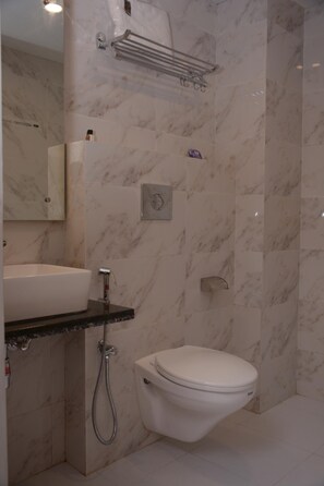 Bathroom - Hotel Golden Oasis Delhi (New Delhi)