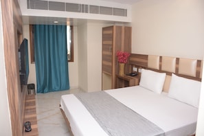 Habitación triple Deluxe, 2 habitaciones, baño privado, vista a la ciudad | Escritorio, camas extra y wifi gratis 