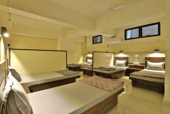 Phòng Deluxe, nhiều giường, quang cảnh thành phố | Bộ đồ giường cao cấp, truy cập Internet không dây miễn phí 