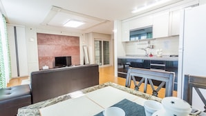 Un moderno appartamento con soggiorno, sala da pranzo e cucina.