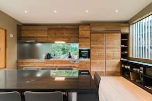 Talo, 4 makuuhuonetta | Yksityinen keittiö | Jääkaappi, mikroaaltouuni, uuni, liesi