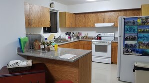 Refrigerador, microondas, cafetera/tetera, utensilios de cocina