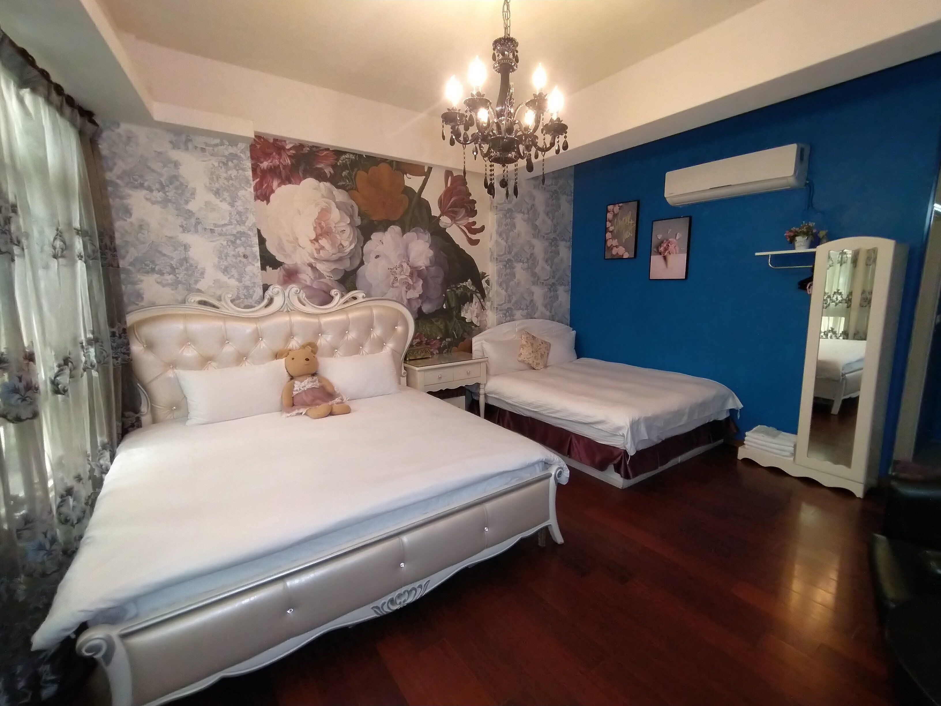 2 bedrooms, desk, laptop workspace, blackout drapes