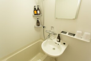 Combined shower/bathtub, deep-soaking bathtub, rainfall showerhead - Laon Inn Gion Nawate (Kyoto)