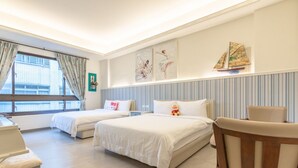 Une chambre d’hôtel avec deux lits, une fenêtre avec des rideaux, une petite table et une chaise.