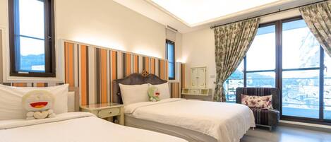 Comfort triple room with private bathroom | Individually decorated, individually furnished, desk, blackout drapes