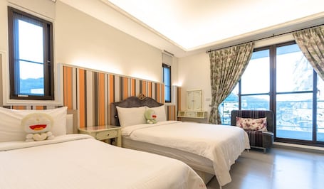 Comfort triple room with private bathroom | Individually decorated, individually furnished, desk, blackout drapes