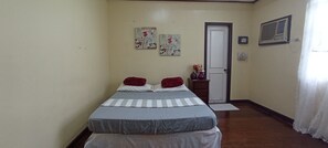 Habitación básica, 1 cama de matrimonio grande (Comet) | Tabla de planchar con plancha y ropa de cama