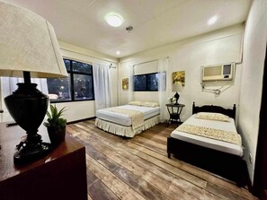 Habitación individual familiar, varias camas, baño privado (Stellar) | Tabla de planchar con plancha y ropa de cama