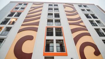 Un edificio moderno con un diseño arquitectónico distintivo que presenta grandes patrones curvos en la fachada.