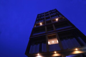 Fachada de la propiedad por la tarde o noche