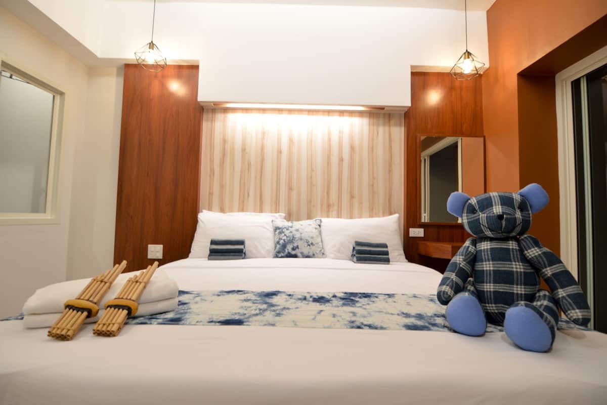 Deluxe Room with Balcony | 防过敏的被褥、迷你吧、办公桌、遮光窗帘