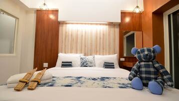 Deluxe Room with Balcony | Allergikerbettwaren, Minibar, Schreibtisch, Verdunkelungsvorhänge