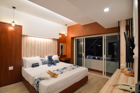 Deluxe Room with Balcony | Hypo-allergenic bedding, minibar, desk, blackout drapes