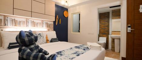 Kamar Double Deluks | Seprai antialergi, minibar, meja kerja, dan tirai kedap cahaya