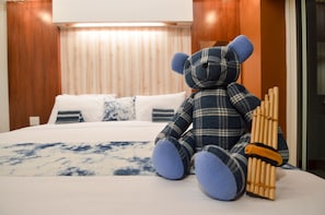 Deluxe Room with Balcony | Hypo-allergenic bedding, minibar, desk, blackout drapes