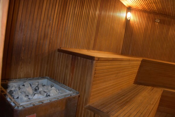 A sauna with wooden walls and a bench. - Malabadi Hotel (Diyarbakir)