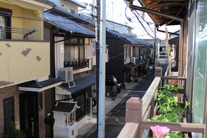 Talo | Näkymä kadulle