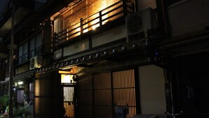 Un bâtiment traditionnel japonais doté d’un balcon en bois et d’une entrée couverte.